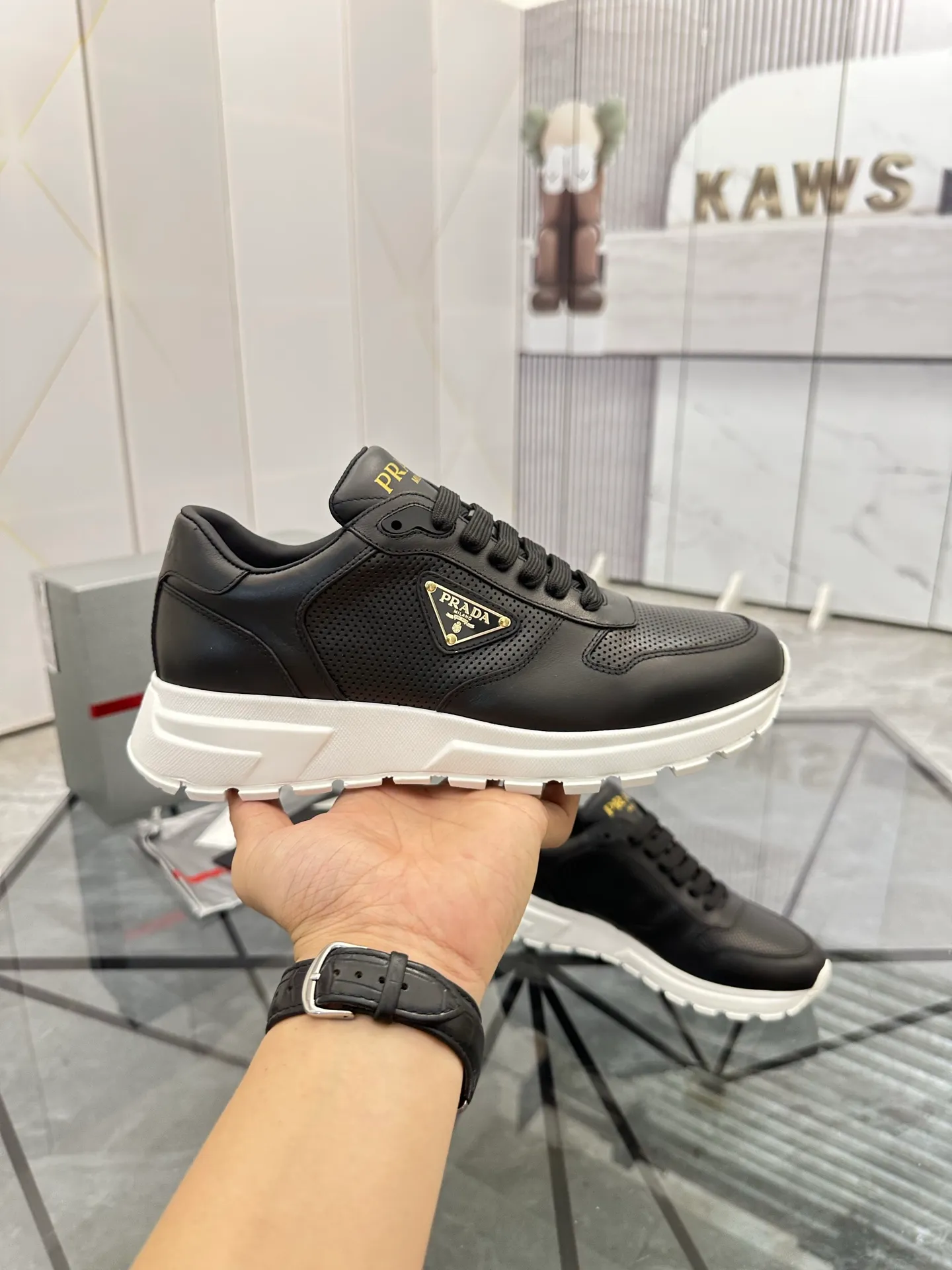 Men's shoes: 💰P580¥ High-end top quality Product trademark: Prada *"Prada*" low-top casual shoes Regular size: 38-45 (can be customized to 46) Product materials: imported first-layer cowhide for the upper, cowhide lining, cowhide feet, original outsole. Number: 832